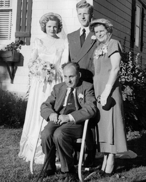 ../Images/Percy & Mary Grapentine, dau Donna, Jim Fast.jpg